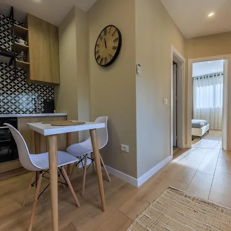 One-bedroom Rooftop Skyline Central Hidden Gem In