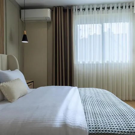 One-bedroom Rooftop Skyline Central Hidden Gem In 地拉那